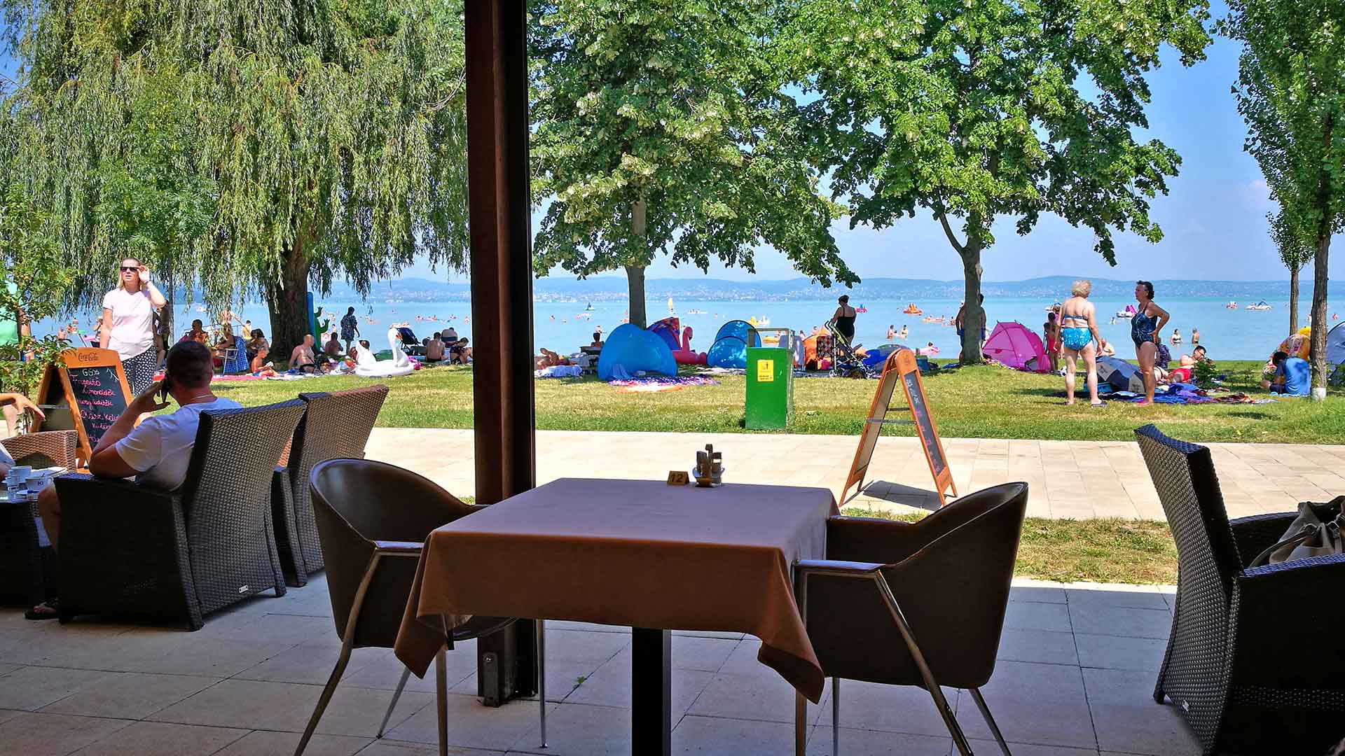 Zamárdi, Hotel Wellamarin, földszinti fedett teraszáról szép kilátás nyílik a Balatonra